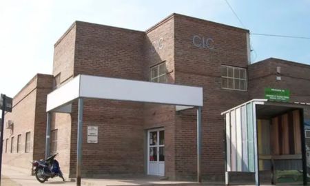 El joven utilizó una cadena de moto para atacar a sus compañeros dentro del aula. El joven utilizó una cadena de moto para atacar a sus compañeros dentro del aula.