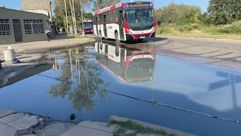 Vecinos de barrio El Pozo cortaron la calle por aguas servidas en la vía pública