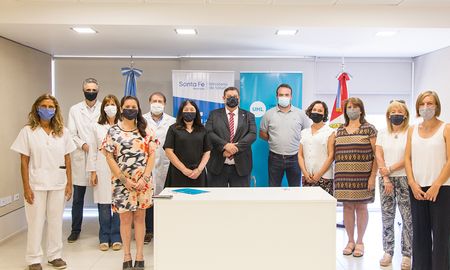 La rúbrica del convenio se concretó este lunes por la mañana en la sede del LIF, entre el rector de la UNL Enrique Mammarella; la decana de la Facultad de Bioquímica y Ciencias Biológicas, Adriana Ortolani; y por parte del Directorio del LIF, la directora Elida Formente, la bioquímica Analía San Román y el bioquímico, Edmundo Zilli. La rúbrica del convenio se concretó este lunes por la mañana en la sede del LIF, entre el rector de la UNL Enrique Mammarella; la decana de la Facultad de Bioquímica y Ciencias Biológicas, Adriana Ortolani; y por parte del Directorio del LIF, la directora Elida Formente, la bioquímica Analía San Román y el bioquímico, Edmundo Zilli.