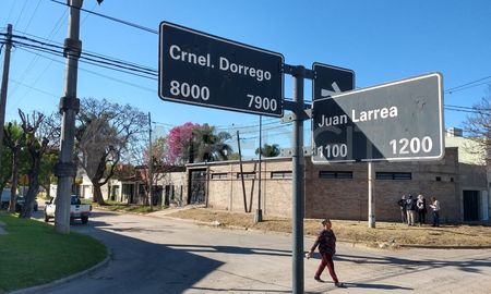 Tres delincuentes emboscaron a la mujer, la tiraron al piso y la arrastraron para llevarse la moto Tres delincuentes emboscaron a la mujer, la tiraron al piso y la arrastraron para llevarse la moto