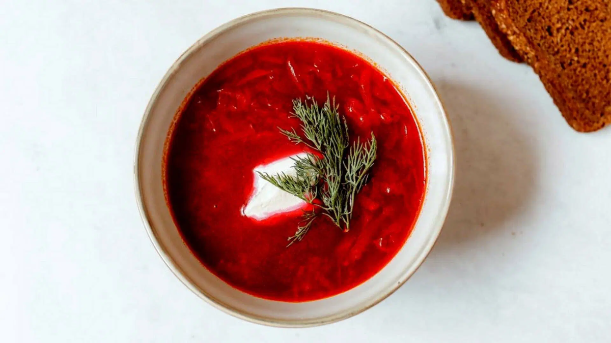El borsch es una sopa deliciosa que lleva ingredientes fáciles de conseguir, como remolacha, papas y zanahorias. El borsch es una sopa deliciosa que lleva ingredientes fáciles de conseguir, como remolacha, papas y zanahorias.