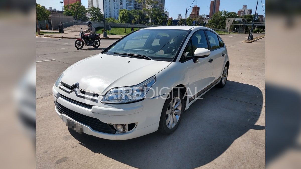 El auto&nbsp;permanece abandonado en plena avenida&nbsp;Alem