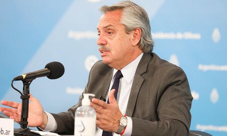 El presidente Alberto Fernández afirmó este viernes que en una charla telefónica extensa con su par de la Federación Rusa, Vladimir Putin, se lograron dar pasos importantes para concretar un acuerdo tranquilizador entre ambos Estados y dotar a la Argentina con 20 millones de dosis de la vacuna Sputnik V contra el coronavirus. El presidente Alberto Fernández afirmó este viernes que en una charla telefónica extensa con su par de la Federación Rusa, Vladimir Putin, se lograron dar pasos importantes para concretar un acuerdo tranquilizador entre ambos Estados y dotar a la Argentina con 20 millones de dosis de la vacuna Sputnik V contra el coronavirus.