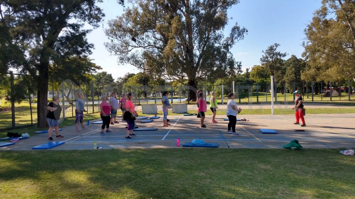 A una semana del asalto a la instructora de baile y gimnasia volvieron a dictar clases en el polideportivo del parque Juan de Garay.