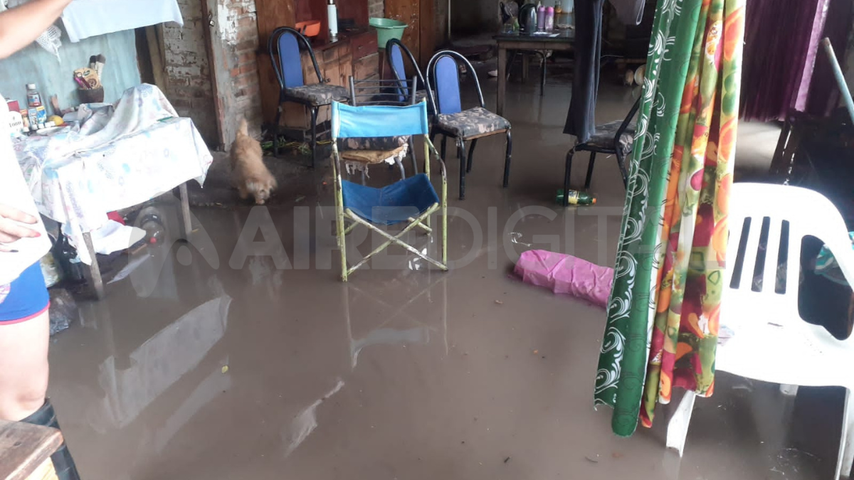 Por la intensidad de las lluvias las viviendas se inundaron. Los vecinos fueron asistidos por personal policial y las autoridades de la localidad. Por la intensidad de las lluvias las viviendas se inundaron. Los vecinos fueron asistidos por personal policial y las autoridades de la localidad.