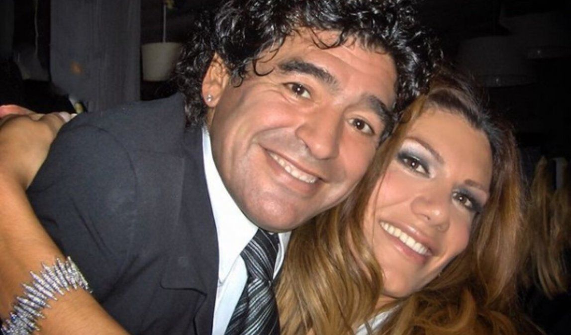 Flor de la V junto a Diego Maradona.