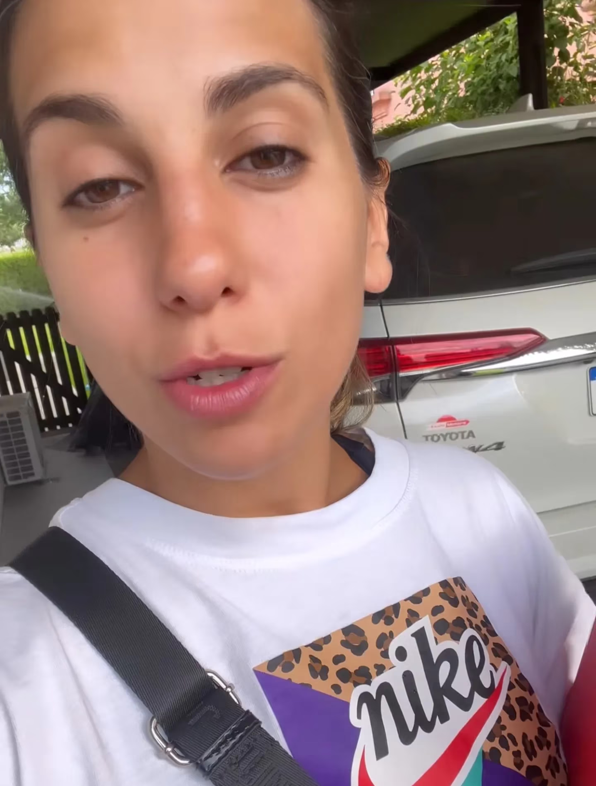 Cinthia Fernández se compró un lujosa camioneta.