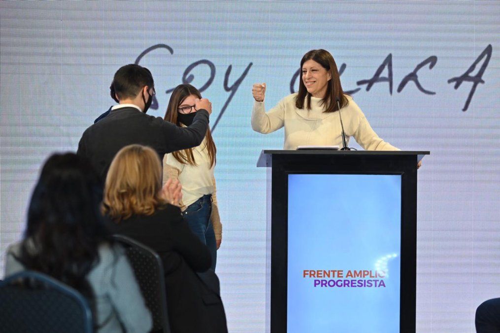 El acto encabezada por Clara García tuvo una presencia preponderante de jóvenes.