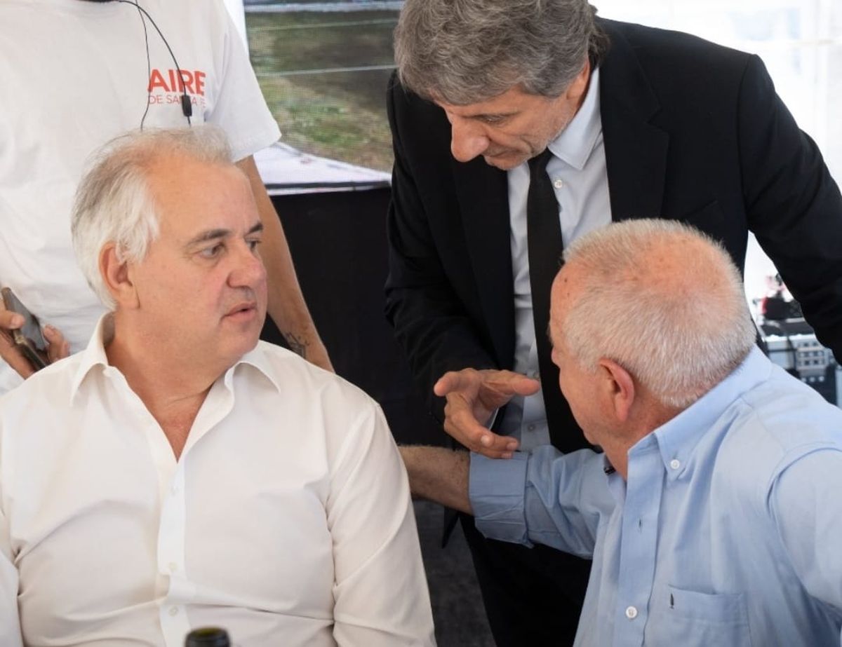 Alfredo Pagani, presidente de Arcor, junto a Jorge Farjat, anfitrión de los festejos, y Luiis Mino, director del Grupo AIRE. Alfredo Pagani, presidente de Arcor, junto a Jorge Farjat, anfitrión de los festejos, y Luiis Mino, director del Grupo AIRE.