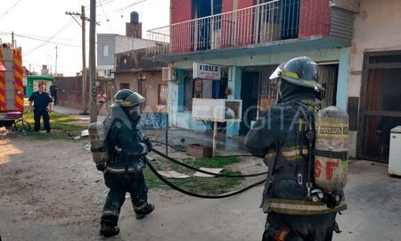 Bomberos de la ciudad debieron acudir a barrio Centenario durante la siesta del jueves. Bomberos de la ciudad debieron acudir a barrio Centenario durante la siesta del jueves.