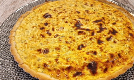 Tarta de cebolla y queso: la receta rica y cremosa, perfecta para preparar en casa. Tarta de cebolla y queso: la receta rica y cremosa, perfecta para preparar en casa.
