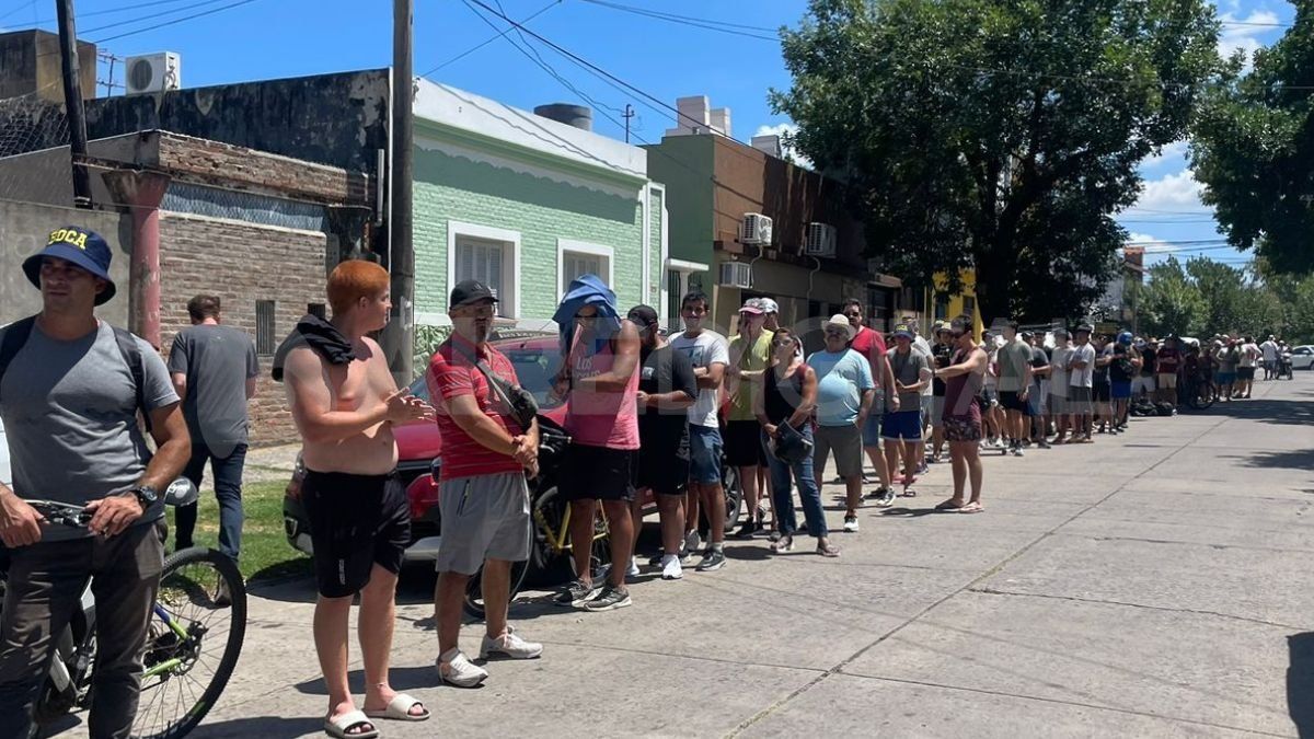 Más temprano, los hinchas de Boca se acercaron al Cementerio de los Elefantes a buscar entradas. Más temprano, los hinchas de Boca se acercaron al Cementerio de los Elefantes a buscar entradas.