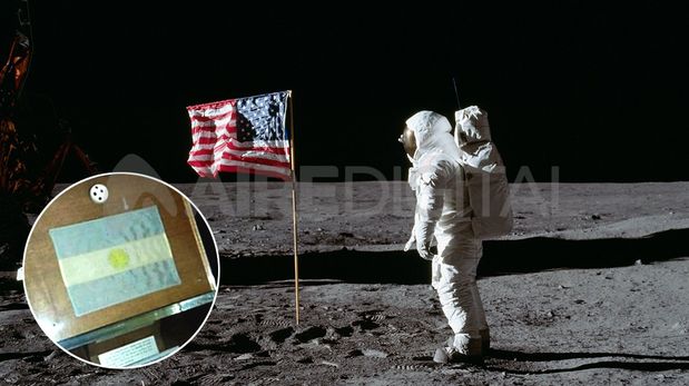 La bandera argentina que estuvo en la Luna en el Apolo 11 y que está exhibida en el planetario de Buenos Aires.