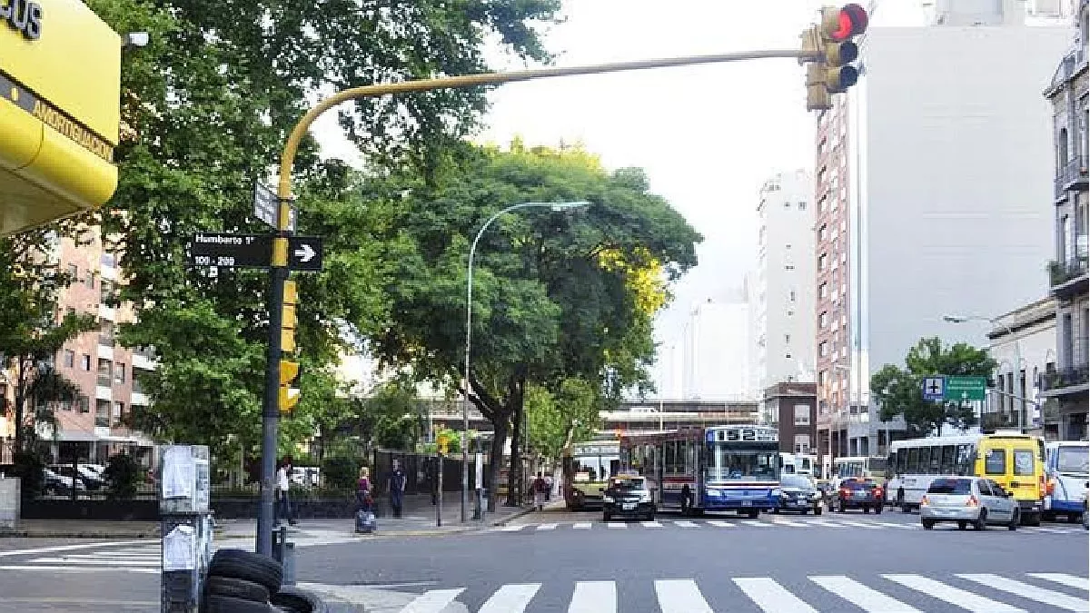 Nueve delincuentes&nbsp;protagonizaron un sorprendente robo en medio de una estaci&oacute;n de servicio en el barrio porte&ntilde;o de San Telmo.&nbsp;