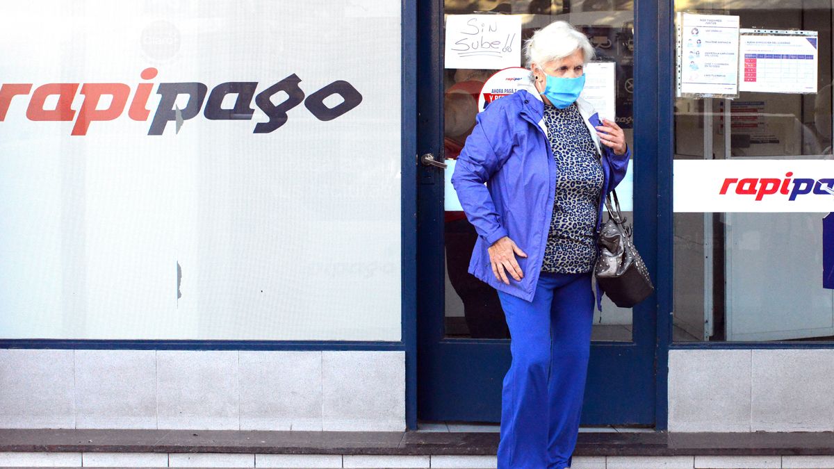 Largas filas para pagar impuestos y poca aceptación de los adultos mayores al aviso para transitar