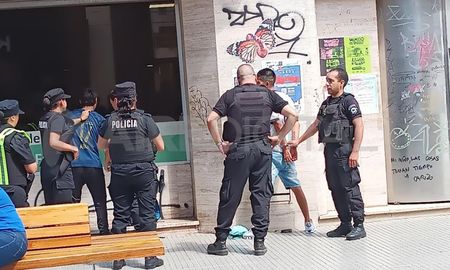 Con los cambios en el Código Procesal Penal de Santa Fe, en ciertas circunstancias y por determinado tiempo, se amplía la posibilidad de que la policía realice detenciones sin orden judicial. Con los cambios en el Código Procesal Penal de Santa Fe, en ciertas circunstancias y por determinado tiempo, se amplía la posibilidad de que la policía realice detenciones sin orden judicial.