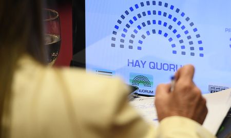 El oficialismo logró el quórum, como estaba previsto, y puso en marcha la sesión, comenzado el temario con el tratamiento de 33 pliegos de jueces. El oficialismo logró el quórum, como estaba previsto, y puso en marcha la sesión, comenzado el temario con el tratamiento de 33 pliegos de jueces.