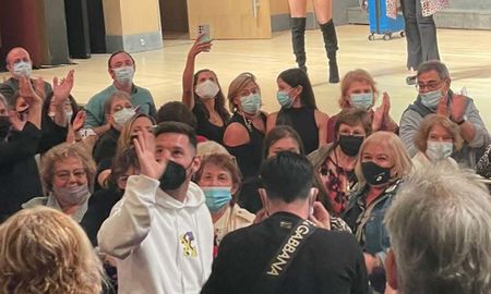 Messi saludó y se tomó fotos con el público.