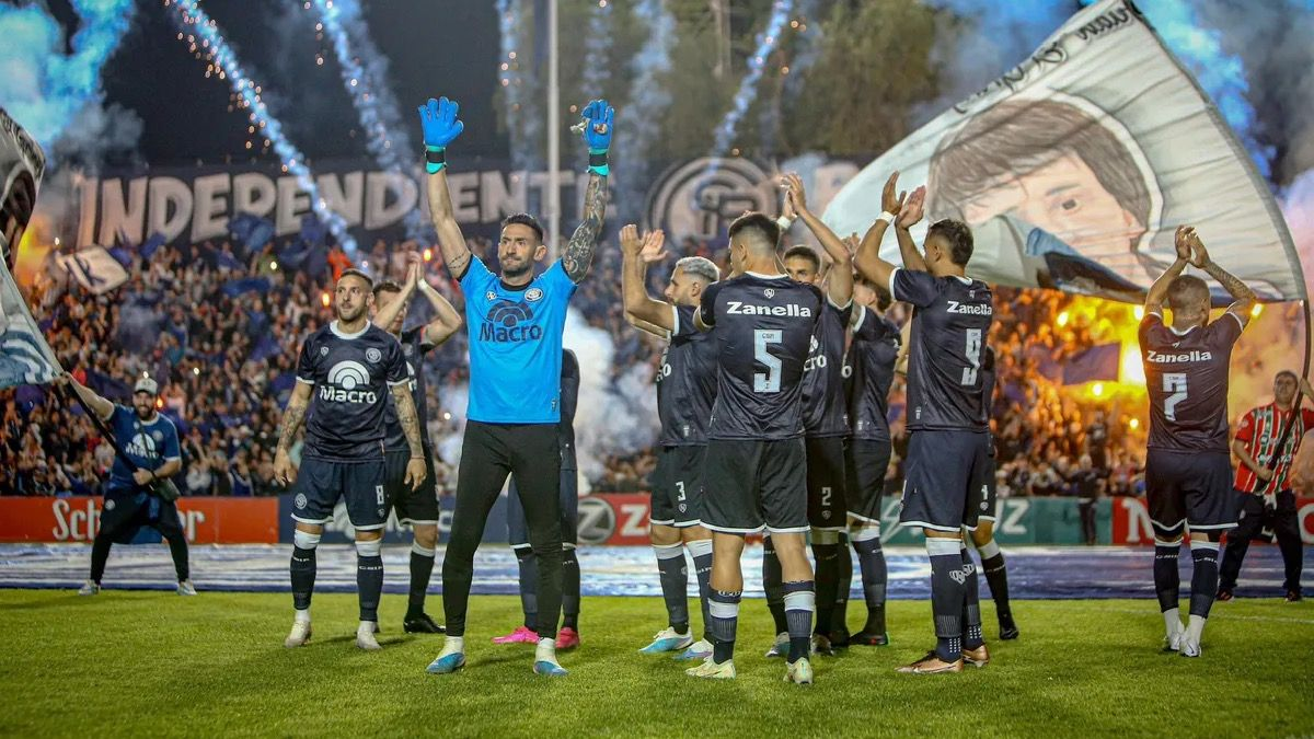 Después de ascender con Independiente Rivadavia, Maxi Gagliardo se postuló para atajar en Colón. Después de ascender con Independiente Rivadavia, Maxi Gagliardo se postuló para atajar en Colón.