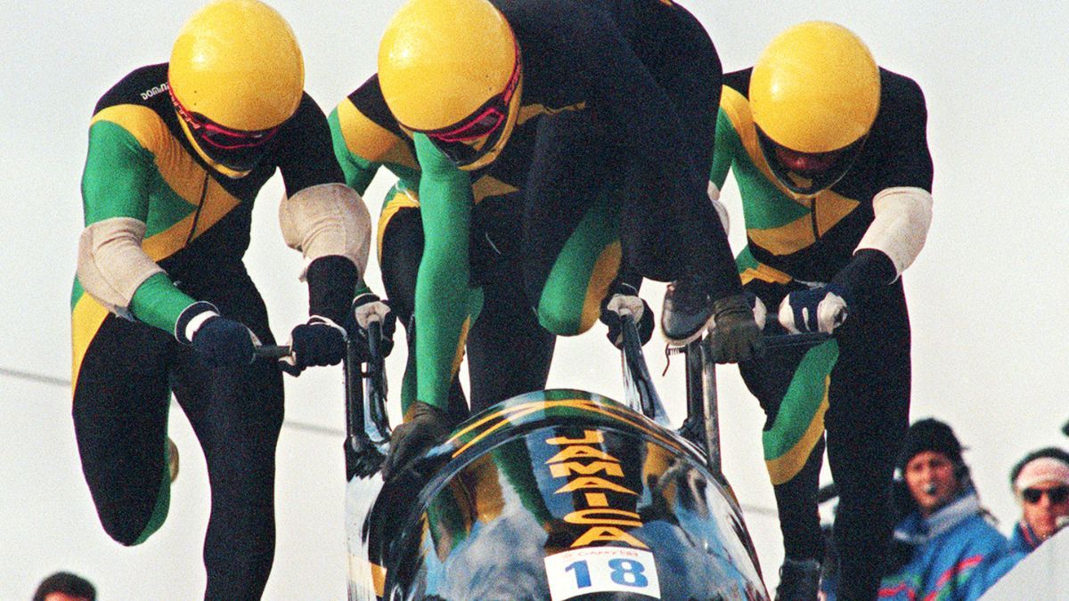 Animados por la decorosa actuación en la modalidad de dos personas, los integrantes del equipo jamaiquino convencieron a George Fitch de que los dejara participar en la prueba de cuatro. Para ello, le compraron un trineo a la Federación Canadiense de Bobsleigh por 25.000 dólares. Animados por la decorosa actuación en la modalidad de dos personas, los integrantes del equipo jamaiquino convencieron a George Fitch de que los dejara participar en la prueba de cuatro. Para ello, le compraron un trineo a la Federación Canadiense de Bobsleigh por 25.000 dólares.