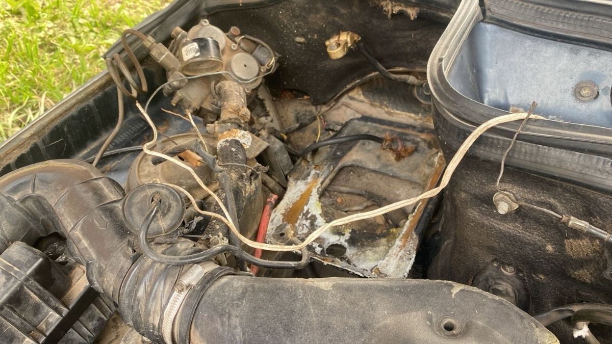 Al coche lo abandonaron tras robarle la batería, estéreo y parlantes Al coche lo abandonaron tras robarle la batería, estéreo y parlantes