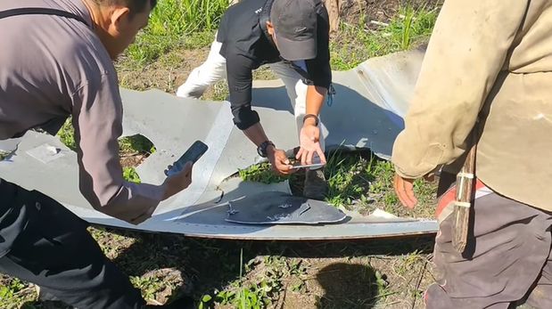 Restos del cohete chino sobre plantaciones pertenecientes a residentes de Pengadang Village, Indonesia.