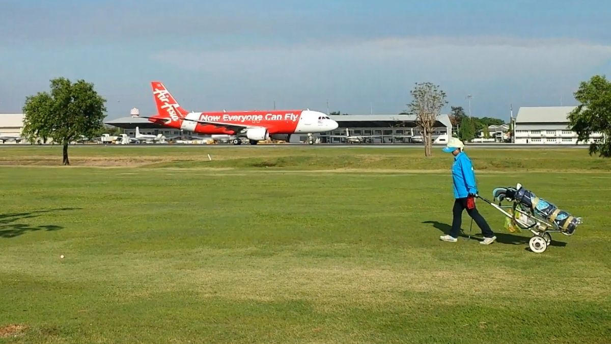 Un Airbus A320-216 de Thai Air Asia, una low cost tailandesa, rueda por la pista junto al campo. Los palos de los jugadores, como así también cualquier otro equipamiento, no pueden ser propios, sino que se alquilan dentro de las instalaciones. Además, cada golfista deberá pasar por un escáner antes de empezar su ronda y, los greens, cuentan con un sistema de semáforos para detener el juego ante cada despegue o aterrizaje. Un Airbus A320-216 de Thai Air Asia, una low cost tailandesa, rueda por la pista junto al campo. Los palos de los jugadores, como así también cualquier otro equipamiento, no pueden ser propios, sino que se alquilan dentro de las instalaciones. Además, cada golfista deberá pasar por un escáner antes de empezar su ronda y, los greens, cuentan con un sistema de semáforos para detener el juego ante cada despegue o aterrizaje.