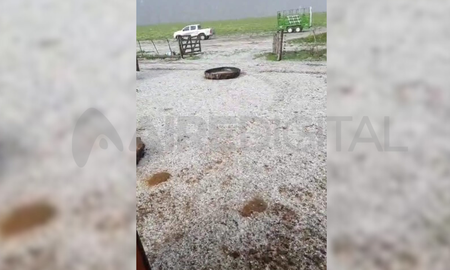 La localidad de Larrechea, al sur de la provincia de Santa Fe, cubierta de Graupel. La localidad de Larrechea, al sur de la provincia de Santa Fe, cubierta de Graupel.