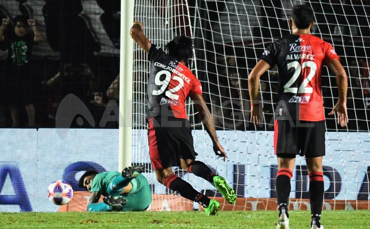Penal fallado por Jorge Benítez frente a Newells. Penal fallado por Jorge Benítez frente a Newells.