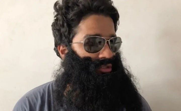 El joven vive en Mumbai, India. 