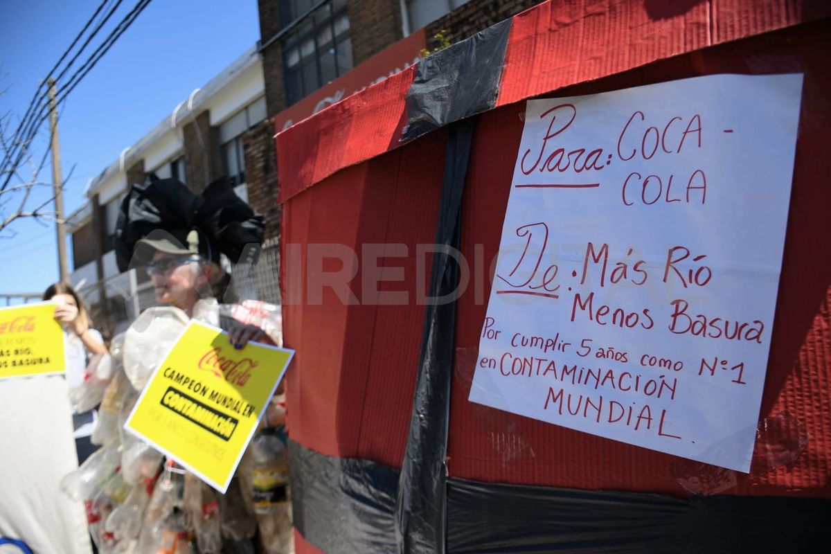 Es el quinto año consecutivo en el que las botellas plásticas de Coca-Cola son las que más se encuentran en la costa del río Paraná.