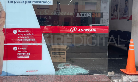 .Un cliente enojado destrozó la puerta cuando no pudo retirar un envío .Un cliente enojado destrozó la puerta cuando no pudo retirar un envío