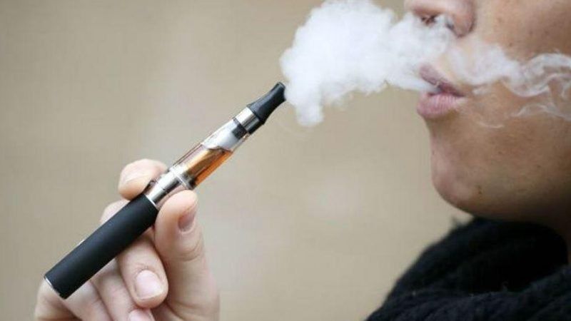La normativa prohíbe los nuevos productos alternativos tales como los dispositivos electrónicos llamados cigarrillos electrónicos (CE) y más recientemente los productos de tabaco calentado (PTCs).