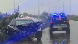 altText(Accidente en Circunvalación Oeste: un auto despistó por agua en la calzada y chocó contra el guardarrail)}