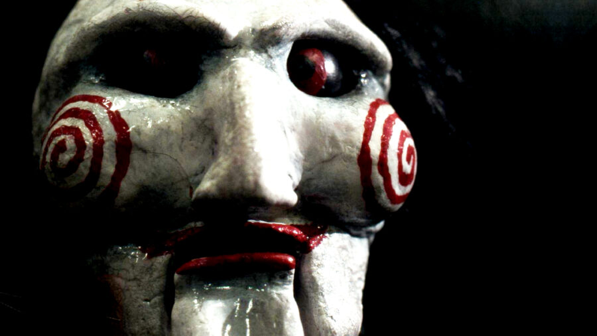 Esta franquicia cinematográfica, que comenzó en 2004 con la película original Saw, conocida como El Juego del Miedo en latinoamérica, ha sido un elemento básico de terror durante muchos años.