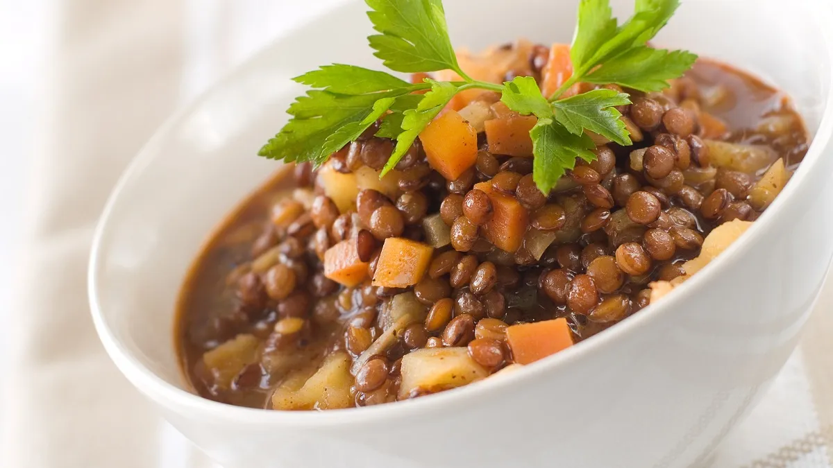 Este guiso de lentejas lleva panceta, carne y muchas verduras. Este guiso de lentejas lleva panceta, carne y muchas verduras.