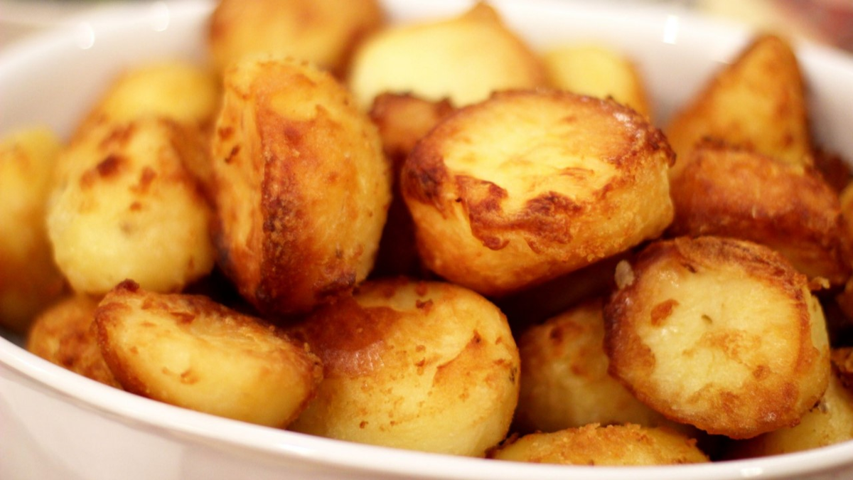 Cómo evitar que las papas se amontonen en la bandeja del horno