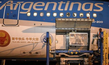 El embarque con las Sinopharm llegó el jueves último por la noche al Aeropuerto Internacional de Ezeiza en un vuelo de Aerolíneas Argentinas. El embarque con las Sinopharm llegó el jueves último por la noche al Aeropuerto Internacional de Ezeiza en un vuelo de Aerolíneas Argentinas.