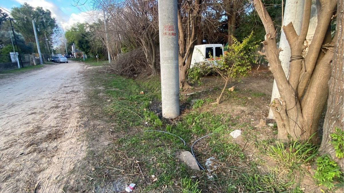 La comisión vecinal advirtió que una columna de media tensión fue colocada en medio del canal que conduce el agua hacia la estación de bombeo.&nbsp;