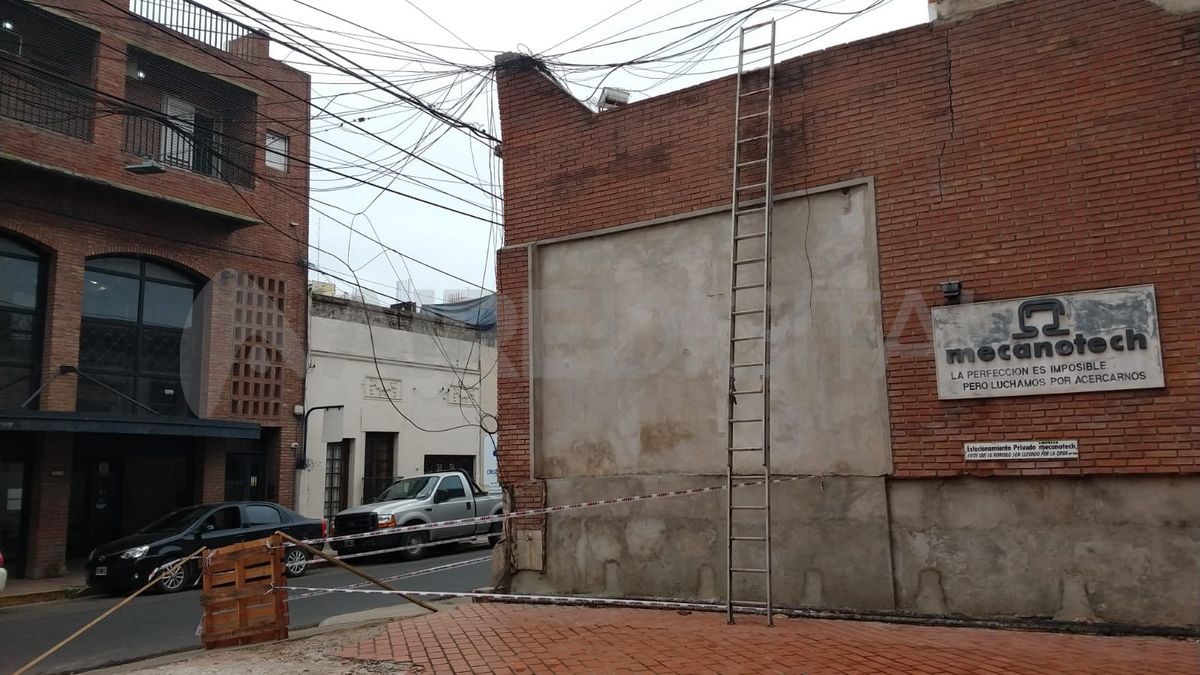 Un vecino denunció que una pared está a punto de derrumbarse en pleno centro santafesino