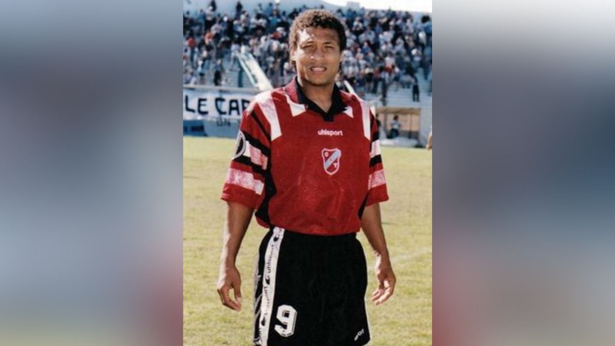 Adriano Custodio Mendes con la camiseta de Temperley