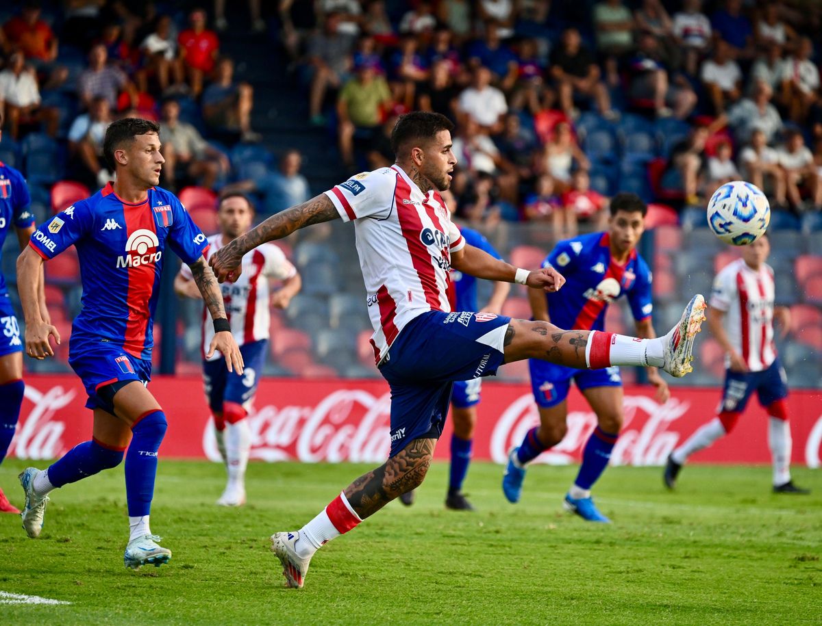 Agustín Colazo tuvo su segundo partido cómo titular en Unión. Agustín Colazo tuvo su segundo partido cómo titular en Unión.