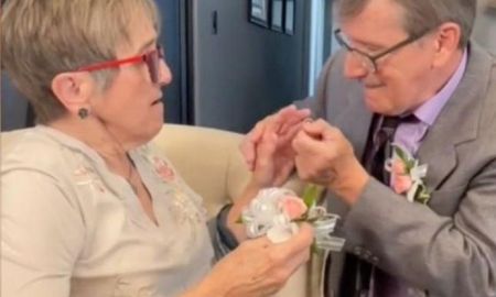 Video viral: abuelo le pide casamiento a su esposa con Alzheimer cada semana. Video viral: abuelo le pide casamiento a su esposa con Alzheimer cada semana.