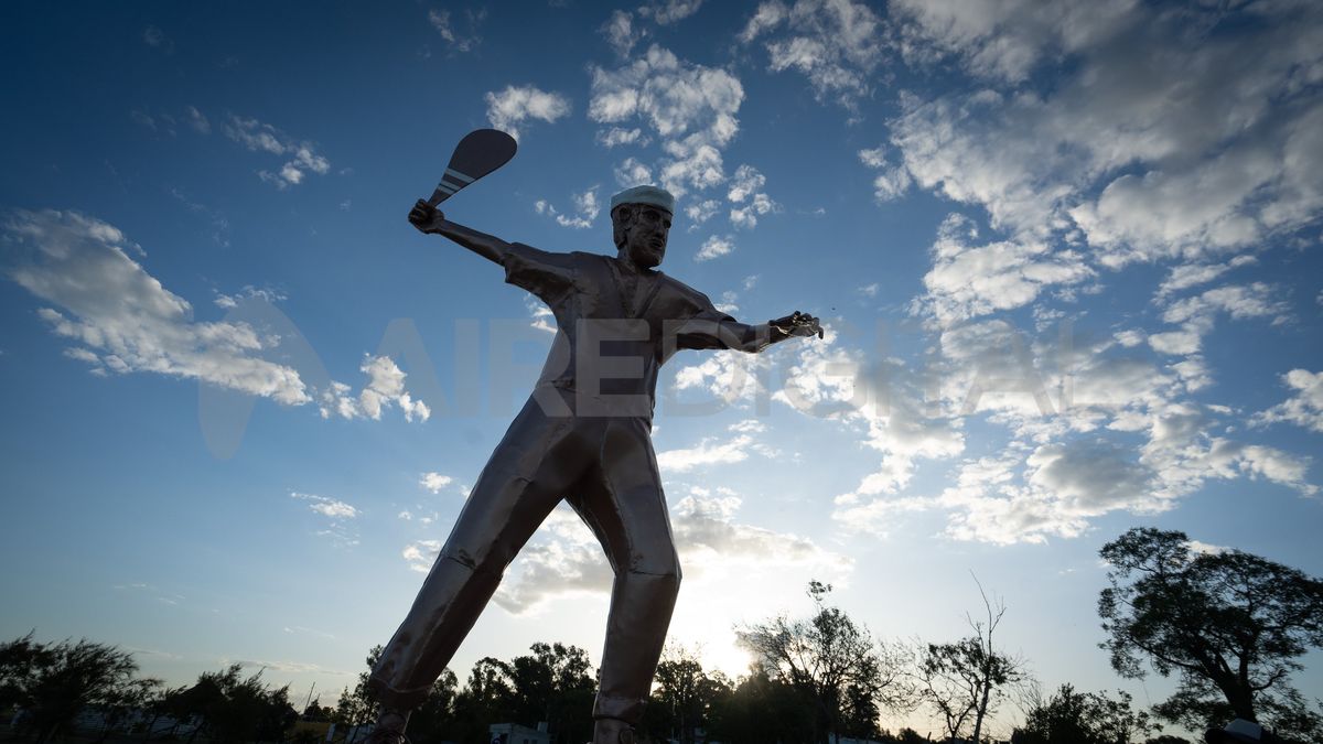 En uno de los extremos del paseo de la costanera que rodea la laguna de El Chañar se ubica la figura de bronce de un hombre que en una de sus manos carga una paleta. Con esta imagen, el pueblo rinde homenaje a una de sus estrellas: Oscar “Manco” Messina o el Manco de Teodelina.