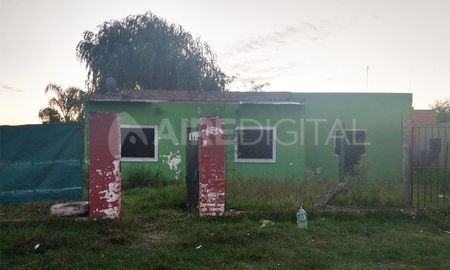 Los ladrones se escondieron en una vivienda abandonada pero fueron descubiertos por los vecinos enfurecidos. Los ladrones se escondieron en una vivienda abandonada pero fueron descubiertos por los vecinos enfurecidos.