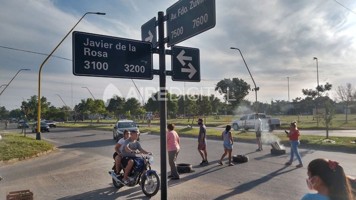 Cansados de los hechos delictivos los vecinos cortaron el tránsito sobre Facundo Zuviría y Javier de la Rosa.