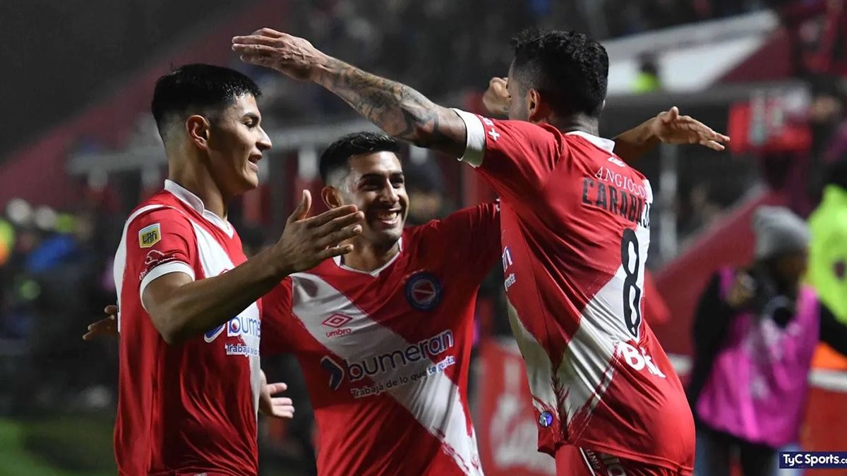 Argentinos Juniors se acercó a los primeros puestos de la Liga Profesional de Fútbol al vencer este viernes por la noche de visitante a Central Córdoba de Santiago del Estero.