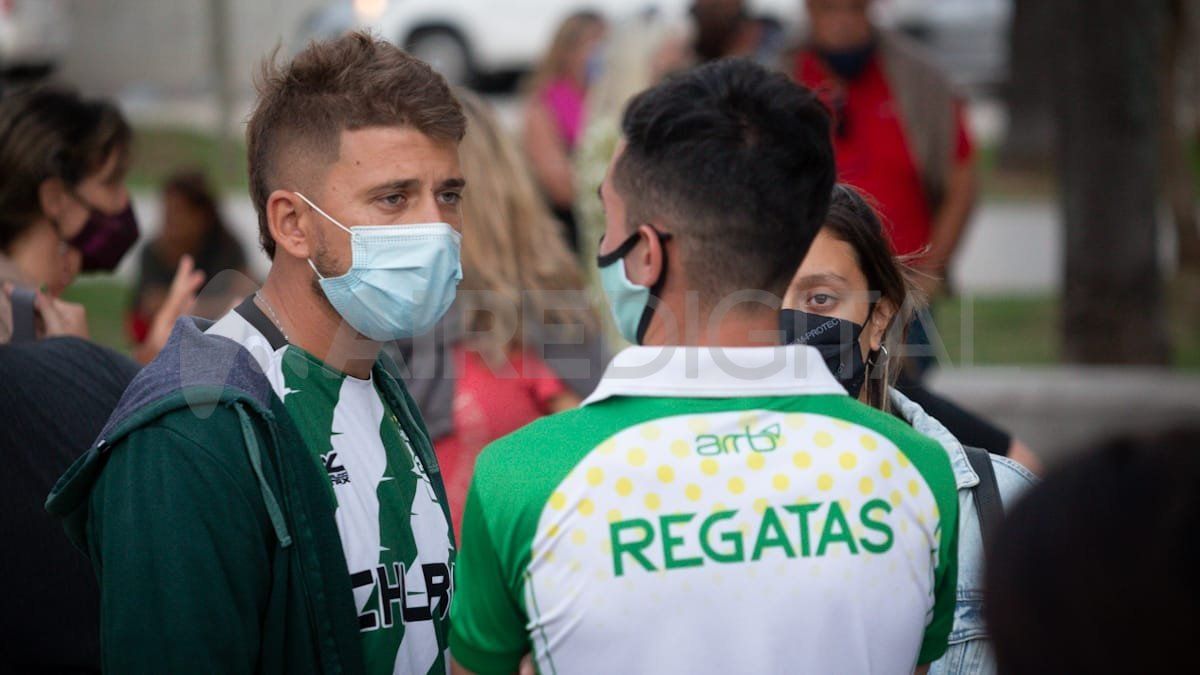 La comunidad del club Regatas, conmocionada por el ataque que sufrió el joven entrenador de básquet de la institución.