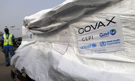 Un total de 864.000 dosis de vacunas Covishield contra el coronavirus llegaron este domingo por la mañana a la Argentina a través del mecanismo del Fondo Global de Acceso a las Vacunas contra la Covid-19 (Covax). El nuevo cargamento se suma a las más de 7,2 millones de dosis recibidas hasta el momento. Un total de 864.000 dosis de vacunas Covishield contra el coronavirus llegaron este domingo por la mañana a la Argentina a través del mecanismo del Fondo Global de Acceso a las Vacunas contra la Covid-19 (Covax). El nuevo cargamento se suma a las más de 7,2 millones de dosis recibidas hasta el momento.