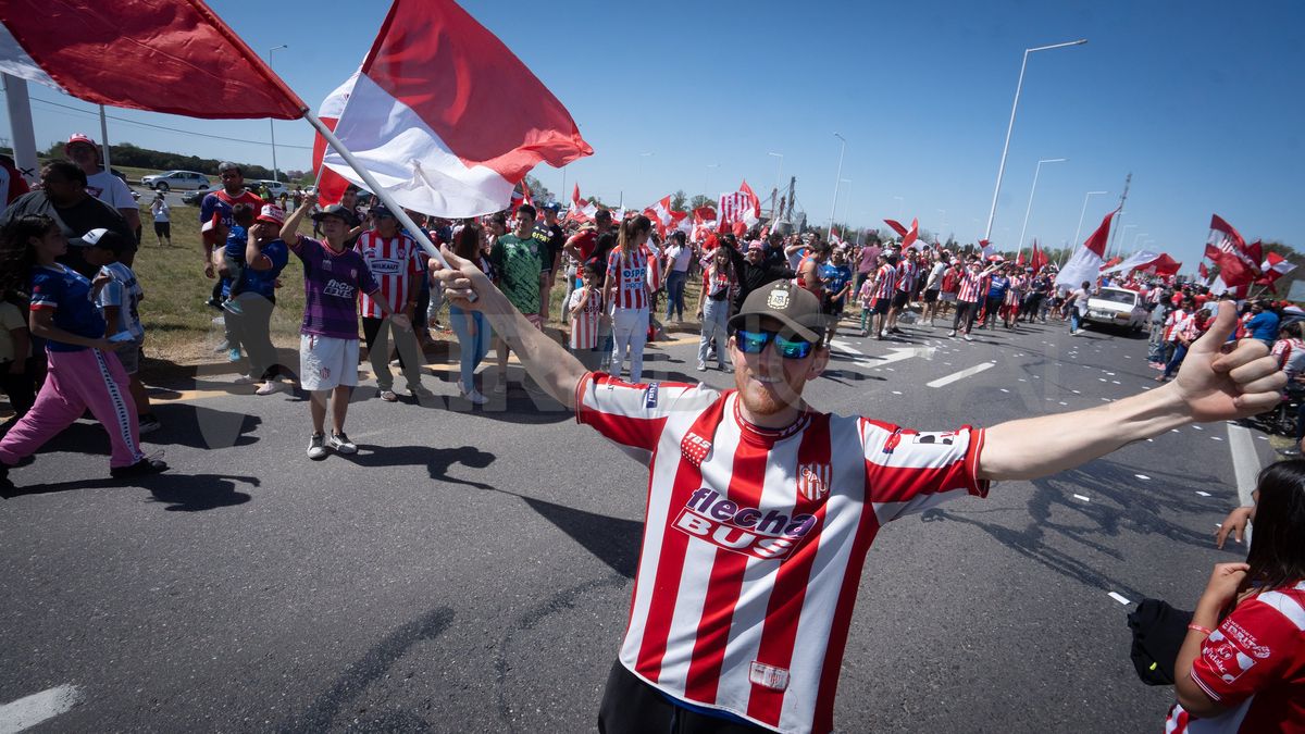 Los hinchas de Unión vivieron una fiesta con el banderazo en la previa del clásico ante Colón.